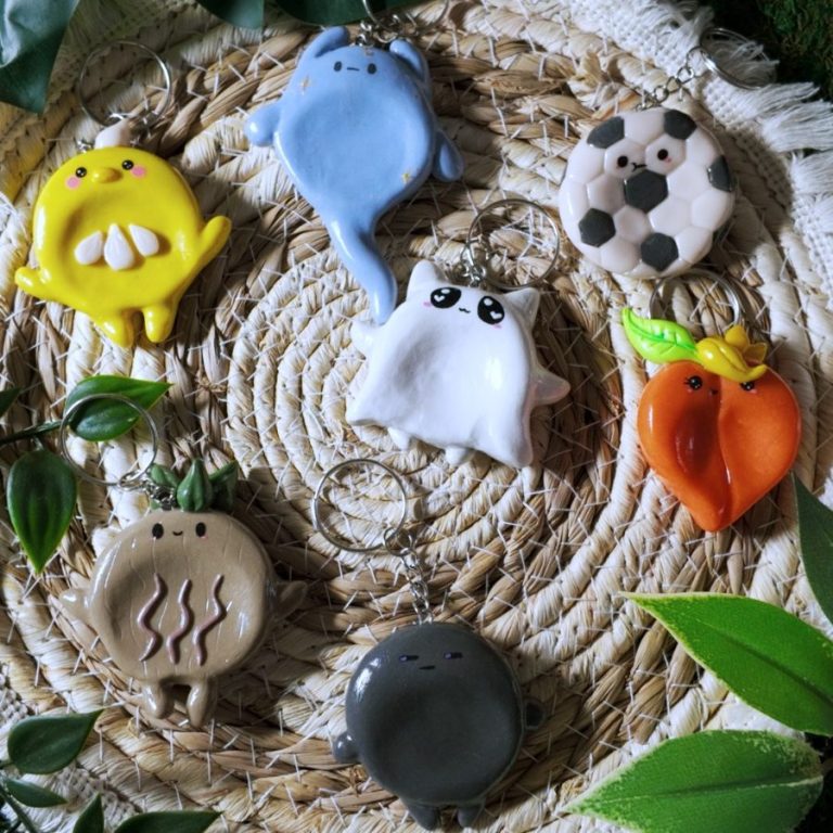 Bunte, handgefertigte Worry Stones aus FIMO in tierischen und pflanzlichen Formaten.