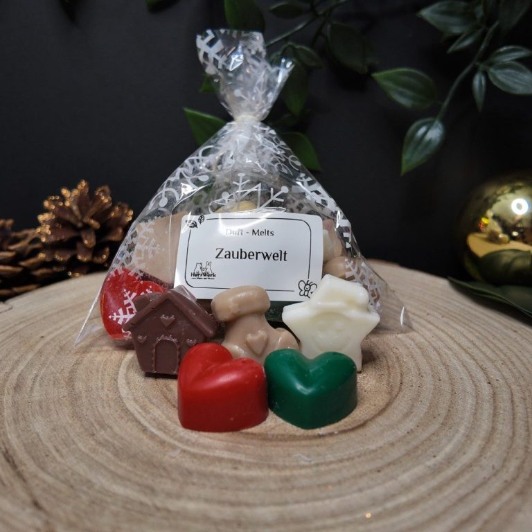 Bunte Weihnachtsleckereien als Duftwachs verpackt in einer weihnachtlichen Tüte