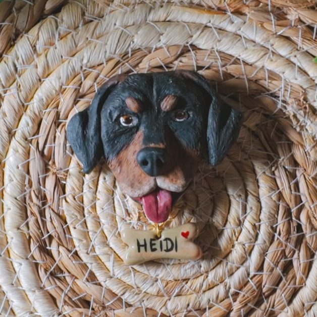 Personalisierter Magnet aus FIMO von einem Hund mit einem Namensschild mit dem Namen Heidi