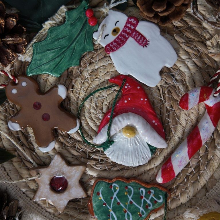 Vielfältige weihnachtliche Plätzchen und Ornamente aus Ton als Weihnachtsbaumanhänger