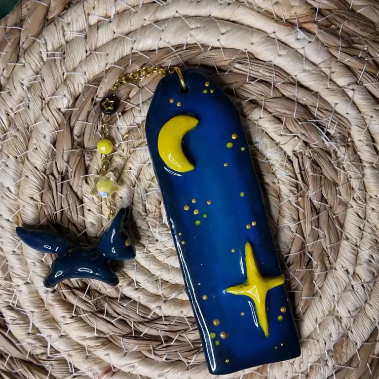 Blaues Lesezeichen aus Ton mit Mond und Sterne mit einer katzenartigen Figur aus FIMO